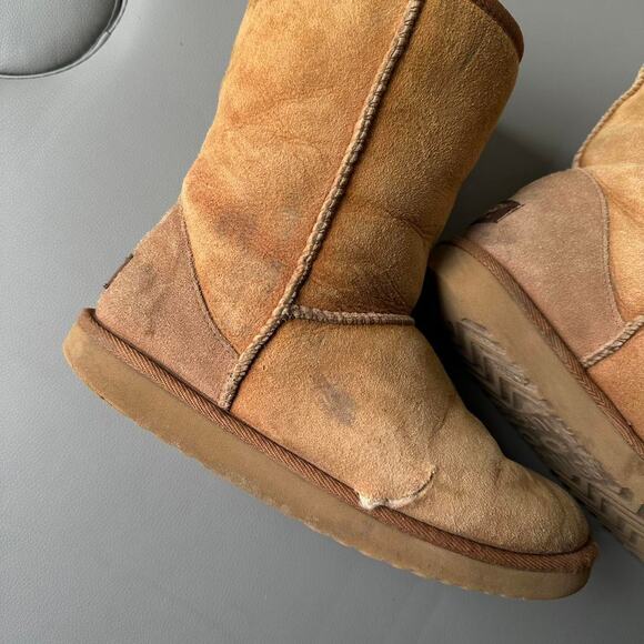 2000s UGG Classics Chestnut Winter Fur Lined Boots - Picture 4 of 8